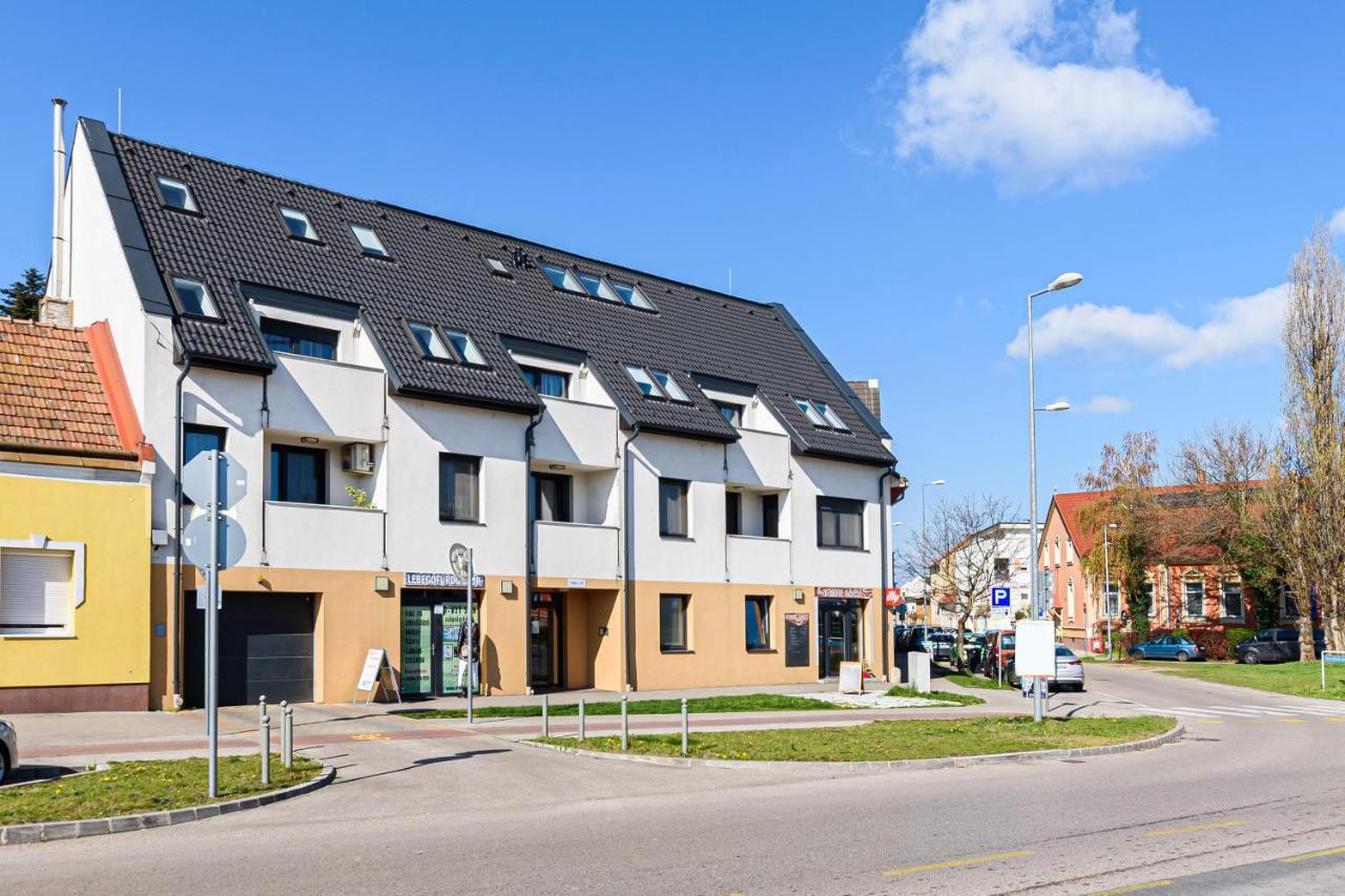 Hid19 Apartman Gyor Belvaros-Free Parking-Terrace Az Rq Vizi Elmenypark Es Gyogyfuerdonel Exteriör bild